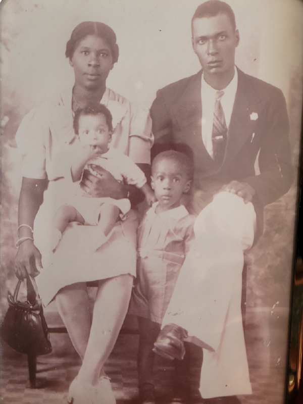 Joan’s mother, father and two oldest brothers in 1944. 