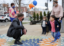 Secretary Walsh meets children, parents and staff at a D.C. daycare.