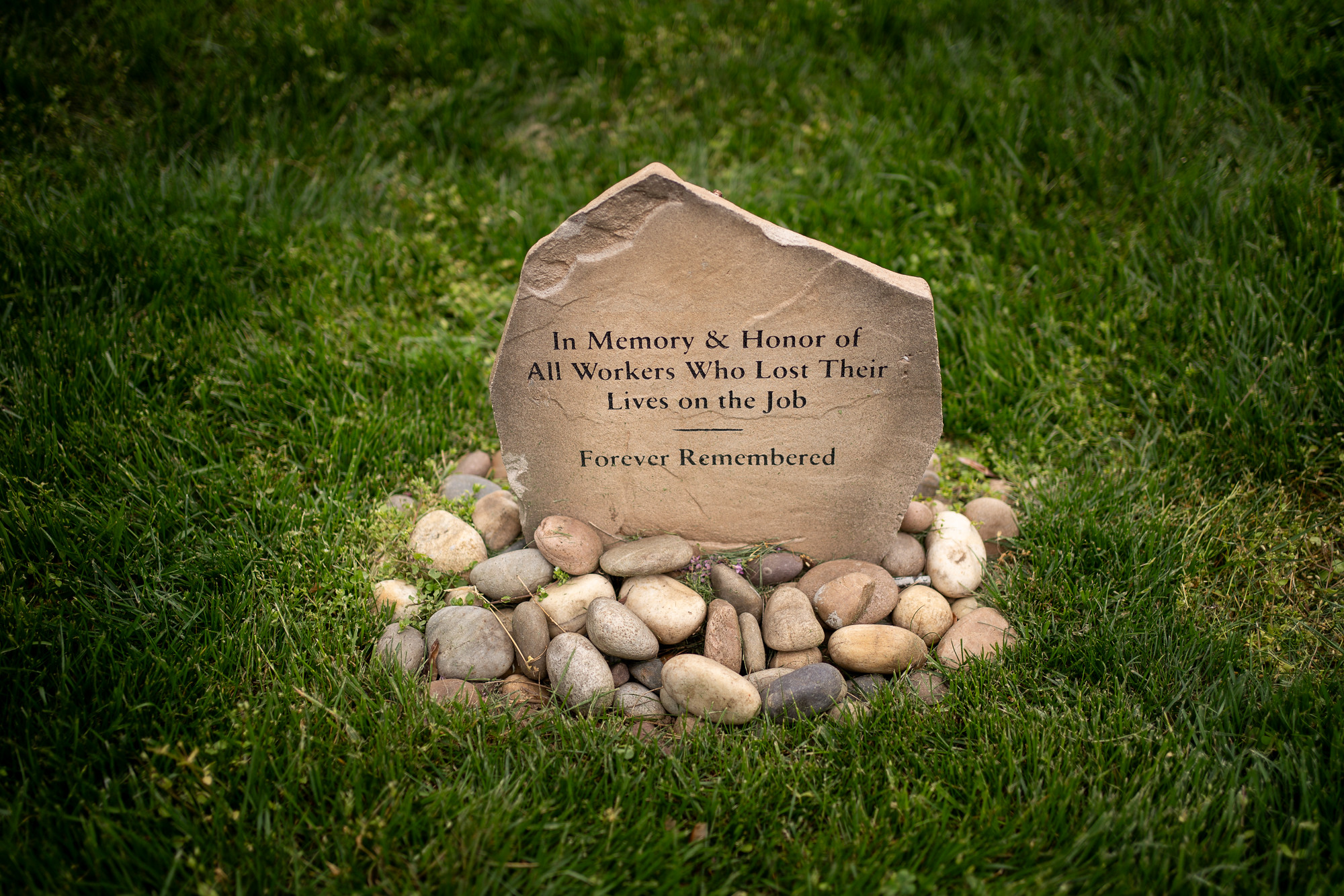 Una lápida con un grabado que dice: “En memoria y honor de todos los trabajadores que perdieron la vida en el trabajo”.
