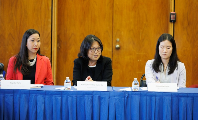 替换文本：代理劳工部长Julie Su与AA和NHPI领袖举行了一次圆桌会议，讨论如何更好地保护、培训和赋权AA和NHPI劳动者。她坐在另外两位女士Krystal Ka’ai和Christina Chen中间。