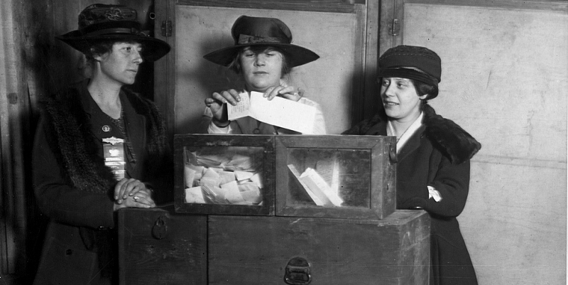 Women voting in Wyoming.