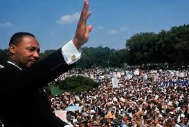 3.	Martin Luther King Jr. saludando a una multitud en la marcha en Washington