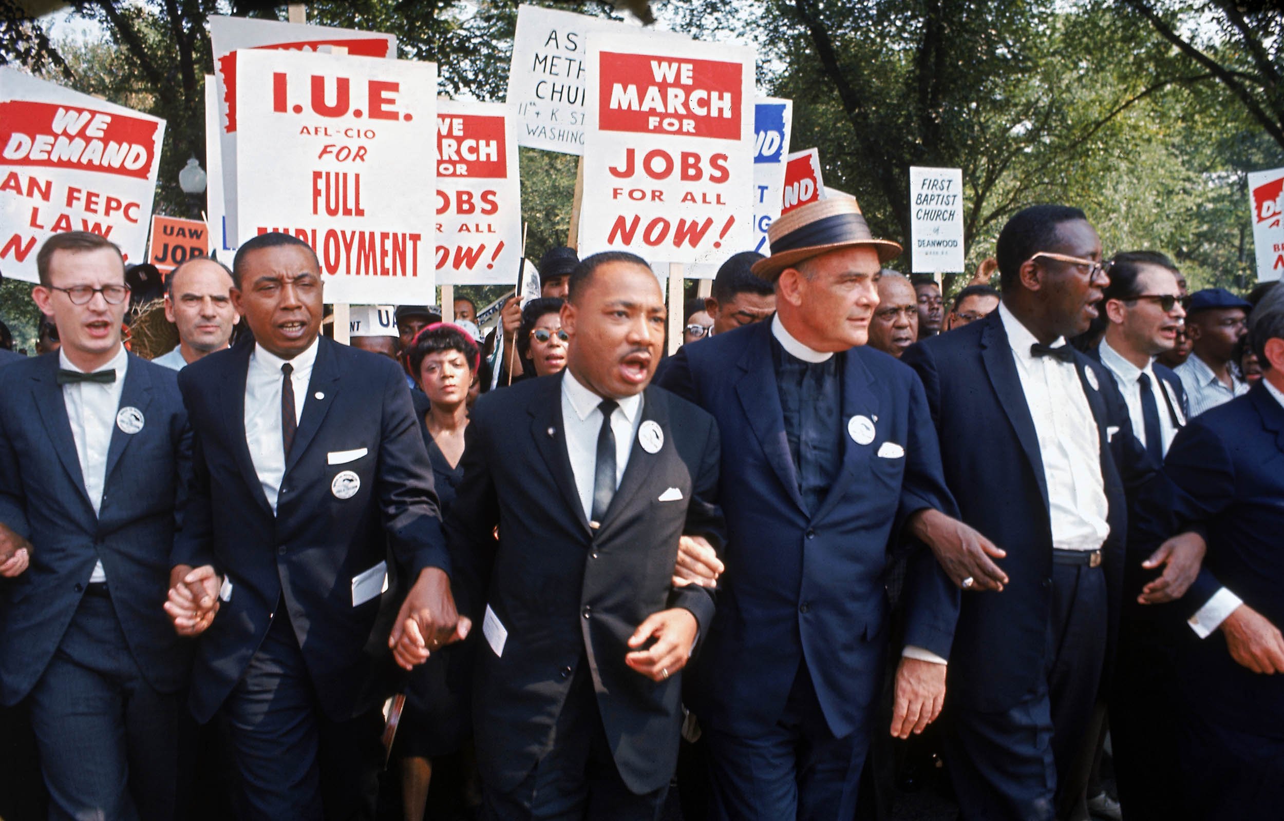 1.	Martin Luther King Jr. caminando junto a muchas personas durante la marcha en Washington