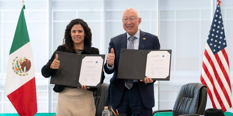 El embajador de Estados Unidos, Ken Salazar, y Luisa María Alcalde, secretaria de Trabajo y Previsión Social de México, participan en una ceremonia.