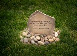 Memorial aos trabalhadores mortos do lado de fora da sede do Departamento do Trabalho em Washington, D.C.