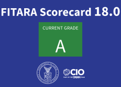 Un gráfico con el texto “Ficha de evaluación de FITARA 18.0. Calificación actual: A” (FITARA scorecard 18.0. Current grade: A). El sello del Departamento de Trabajo y el logotipo de OCIO en la parte de abajo.