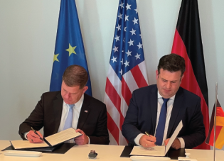 Secretary Walsh and Hubertus Heil during the signing of the joint declaration of intent between the US and Germany