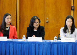 Quyền Bộ Trưởng Bộ Lao Động Julie Su tổ chức hội nghị bàn tròn với các lãnh đạo AA và NHPI để thảo luận về các phương cách bảo vệ, đào tạo và trao quyền tốt hơn cho người lao động AA và NHPI. Bà ngồi giữa hai người phụ nữ khác tên là Krystal Ka'ai và Christina Chen.