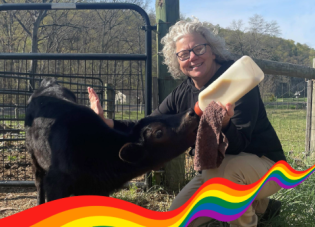 Beth Loy y su esposa, Samantha (no en la foto), crían ganado black angus en su granja de 172 años en Virginia Occidental.