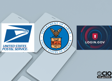 Fondo de teclado con logotipos del Servicio Postal de los Estados Unidos (United States Postal Service), del Departamento de Trabajo de los Estados Unidos y de login.gov, con el logotipo de la Oficina del Director de Información (OCIO) en la esquina inferior.