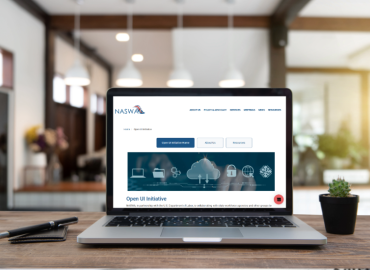 笔记本电脑的屏幕上打开了一个网页，显示“NASWA Open UI Initiative”。